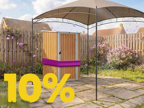 Casetta da giardino in legno sotto gazebo su patio soleggiato, circondata da fiori e recinzione, con banner promozione primavera 10%.
