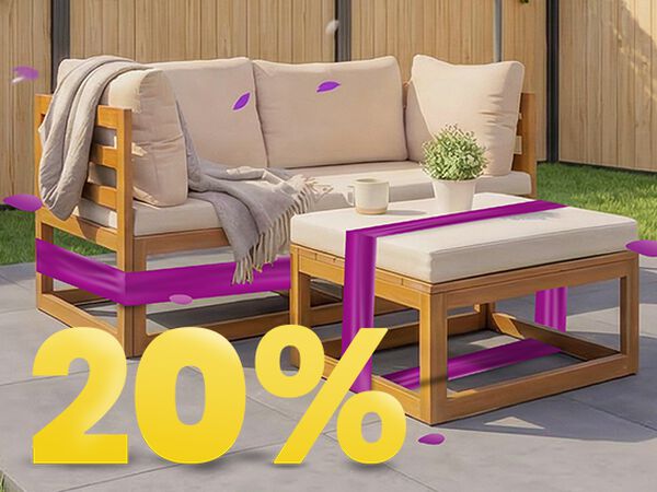 Divano da giardino in legno con cuscini beige e tavolino sotto ombrellone su patio soleggiato, circondato da fiori e recinzione, con banner promozione primavera 20%.