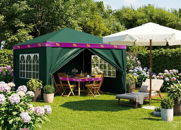 Tenda da festa verde con set da pranzo in legno all&rsquo;interno, avvolta da nastri promozionali viola e gialli, ombrellone e lettino davanti, in un grande giardino.