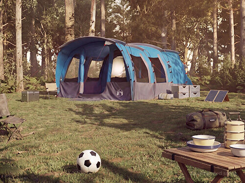 Ampia tenda familiare blu allestita all&rsquo;aperto con pi&ugrave; sezioni, progettata per un campeggio di gruppo confortevole