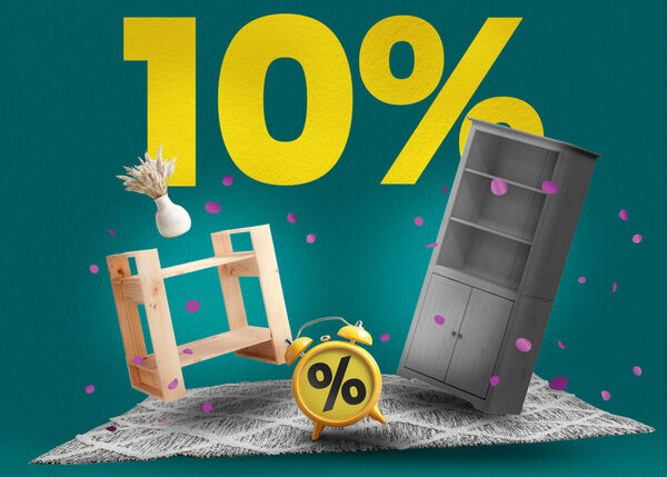 Banner che mostra due librerie, un tappeto e una sveglia con il grande testo giallo "10%".