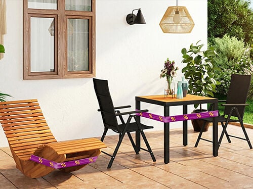 Lettino a dondolo in legno e tavolo nero con 2 sedie su terrazza, avvolti da nastri promozionali viola e gialli. Clicca per vedere i prodotti in offerta.