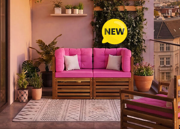 Nuovo set divano modulare da balcone con cuscini rosa vivaci e struttura in legno massiccio, allestito su un balcone urbano con piante e ringhiera in vetro, badge NEW visualizzato