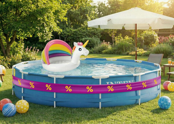 Piscina con piscina per bambini a forma di unicorno sopra, avvolta da nastro promozionale viola e giallo, gonfiabili, lettini e ombrellone in giardino.