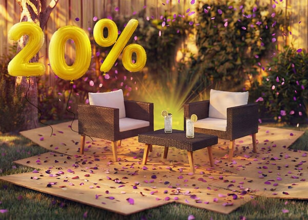 Poltrone lounge da esterno in rattan con cuscini e un tavolino in un&rsquo;ambientazione da giardino, decorate con coriandoli rosa e palloncini dorati con &laquo;20% di sconto&raquo;, che mettono in evidenza offerte stagionali sui mobili lounge da giardino.