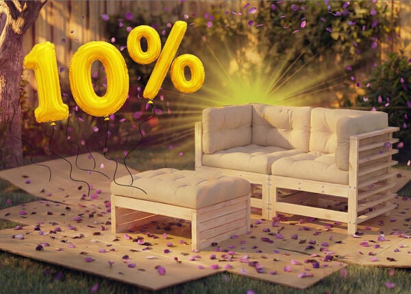 Divano lounge da esterno in legno con cuscini beige e pouf coordinato in un&rsquo;ambientazione da giardino, circondato da coriandoli rosa e palloncini dorati con &laquo;10% di sconto&raquo;, che mette in evidenza una vendita stagionale sui mobili da seduta per esterni.
