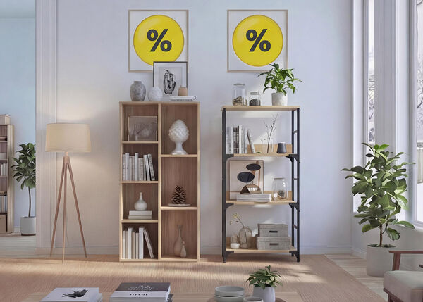 Soggiorno moderno con scaffali aperti, librerie in legno, scatole decorative, piante da interno e lampada da terra, in stile minimalista con quadri raffiguranti simboli di sconto percentuale sulla parete