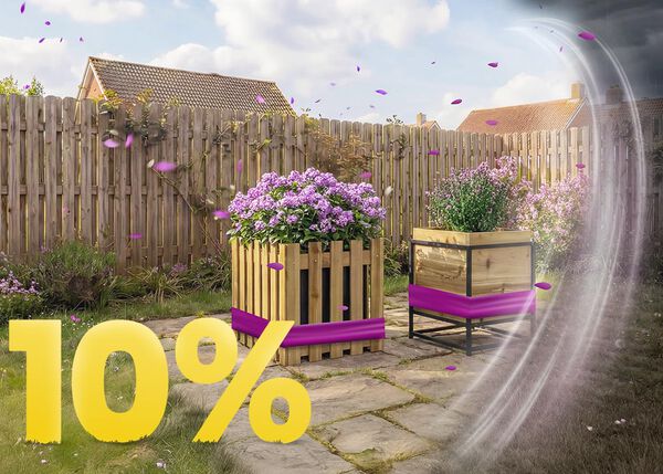Fioriere in legno con fiori viola in fiore su patio soleggiato, con banner promozione primavera 10%.