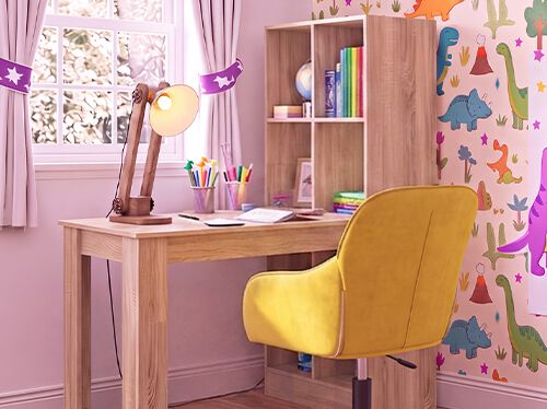 Stanza studio luminosa per bambini con scrivania in legno, sedia ergonomica gialla, lampada da scrivania, scaffale contenitore e carta da parati con dinosauri, ideale per creare in casa uno spazio ordinato e comodo per imparare.