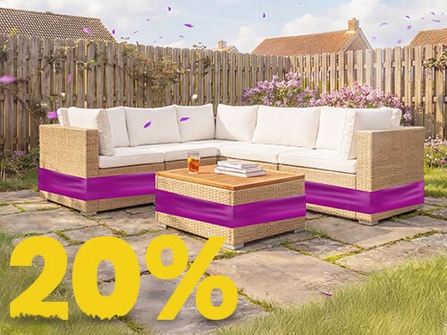 Salotto da giardino angolare in rattan con cuscini beige e tavolo in legno su patio soleggiato, circondato da fiori e recinzione in legno, con banner promozione primavera 20%.