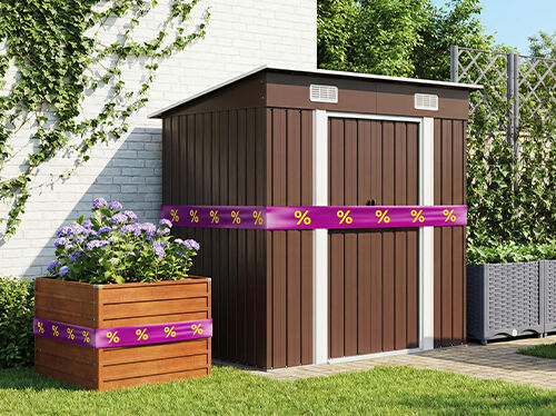 Casetta da giardino in legno marrone e fioriera con fiori viola su patio verde, decorati con nastri promozionali viola e gialli. Clicca per vedere i prodotti in offerta.