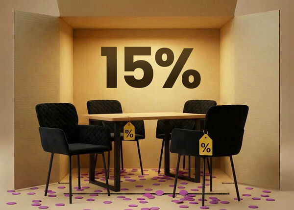 Tavolo da pranzo con sedie imbottite nere presentato in una scena a scatola, con sconto del 15% sui mobili da pranzo.