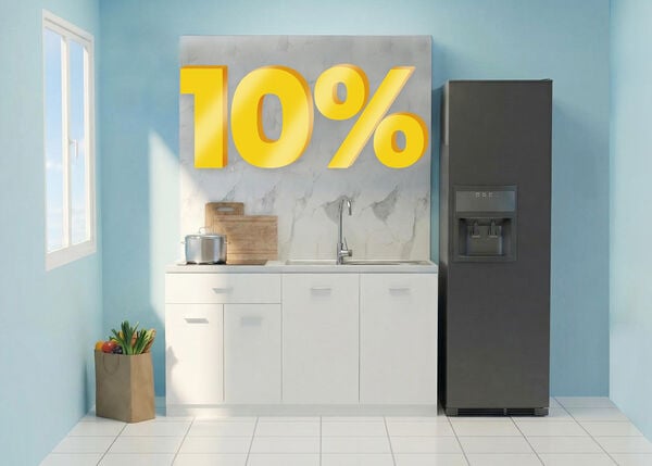 Banner pubblicitario con uno sconto del "10%" in grandi numeri gialli 3D sopra una cucina moderna con mobili bianchi, schienale in marmo e un alto frigorifero nero su pareti blu. Clicca per vedere i prodotti della collezione.