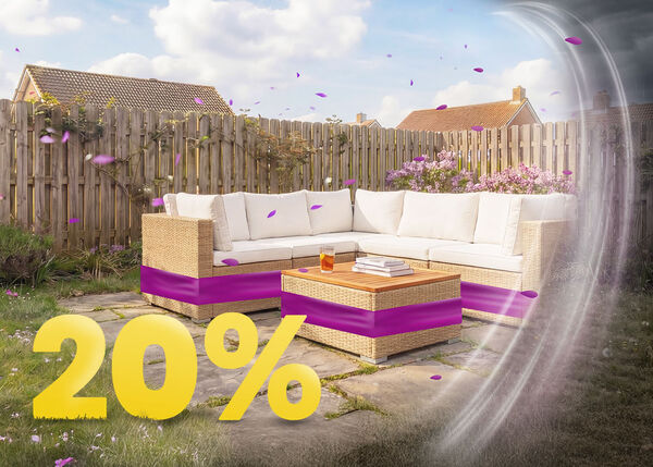 Salotto da giardino angolare in rattan con cuscini beige e tavolo in legno su patio soleggiato, circondato da fiori e recinzione in legno, con banner promozione primavera 20%.