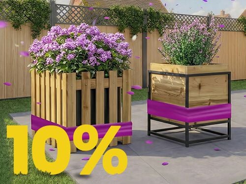 Fioriere in legno con fiori viola in fiore su patio soleggiato, con banner promozione primavera 10%.