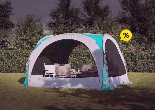 Tenda in un ambiente verde all'aperto con icone gialle di sconto. Clicca per vedere i prodotti in offerta.