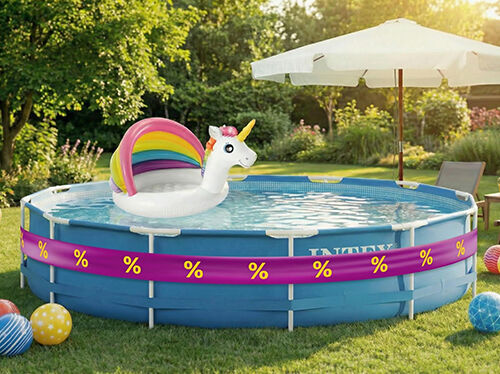 Piscina con piscina beb&eacute; unicornio encima, avvolta da nastri promozionali viola e gialli, gonfiabili, lettini e ombrellone in giardino. Clicca per vedere i prodotti in offerta.