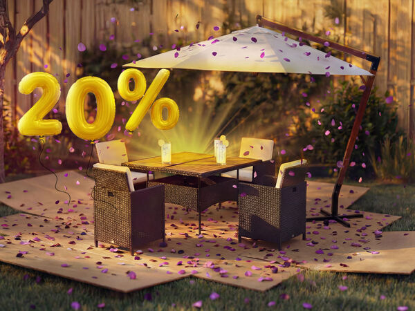 Set da pranzo da giardino per esterni con tavolo, quattro sedie in rattan e ombrellone a braccio laterale in un soleggiato giardino sul retro, decorato con coriandoli rosa e un palloncino dorato con &laquo;20% di sconto&raquo;, che mette in evidenza una promozione stagionale sui mobili da giardino.