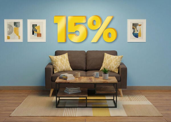 Banner pubblicitario con uno sconto del "15%" in grandi numeri gialli 3D sopra un soggiorno moderno con divano marrone, cuscini gialli, tavolino in legno e tre quadri su una parete blu. Clicca per vedere i prodotti della collezione.