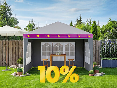 Tenda da festa avvolta da nastro viola e giallo, con tavolo in legno e 2 sgabelli all&rsquo;interno, ombrellone, traliccio con fioriera e piante in vaso nel giardino contro la recinzione in legno, con grande sconto del 10% davanti. Clicca per vedere i prodotti in offerta.