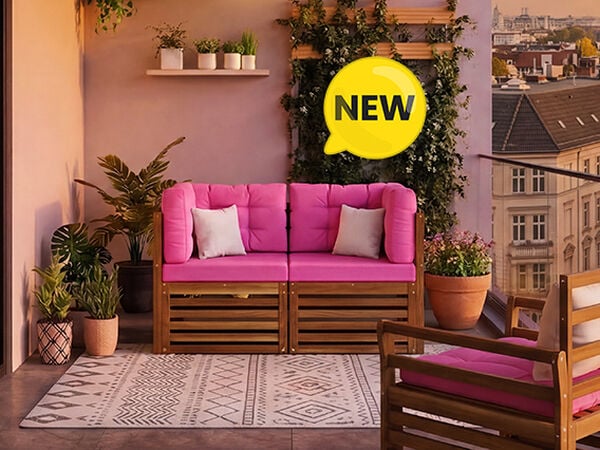 Nuovo set divano modulare da balcone con cuscini rosa vivaci e struttura in legno massiccio, allestito su un balcone urbano con piante e ringhiera in vetro, badge NEW visualizzato