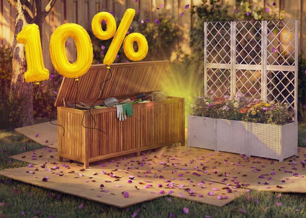 Cassapanca da giardino con attrezzi e una fioriera con grigliato e fiori in un&rsquo;ambientazione da cortile, circondate da coriandoli rosa e palloncini dorati con &laquo;10% di sconto&raquo;, che mettono in evidenza una vendita stagionale di contenitori da giardino e fioriere.