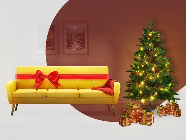 Una scena festiva con un divano giallo brillante legato con un grande fiocco rosso, come se fosse un regalo. A destra, un albero di Natale decorato scintilla di luci, e diversi pacchi regalo sono posati alla sua base. Lo sfondo è di un caldo colore marrone con due quadri incorniciati sulla parete, e l’intera scena è parzialmente coperta da una sezione bianca curva a sinistra, creando un aspetto moderno e stilizzato.
