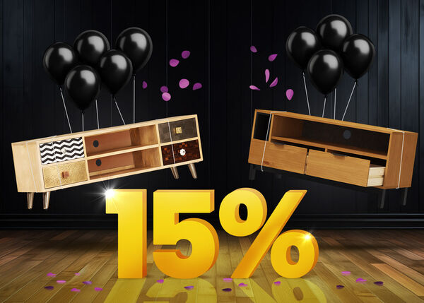 Due console TV in legno e palloncini neri davanti a un cartello giallo brillante del 15% su un pavimento di legno scuro.