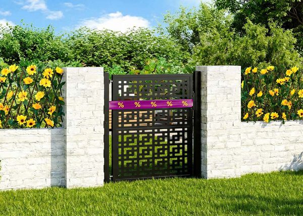 Cancello da giardino in metallo nero, avvolto da nastro promozionale viola e giallo, incorniciato da recinzione in cemento bianco con fiori e vegetazione dietro.
