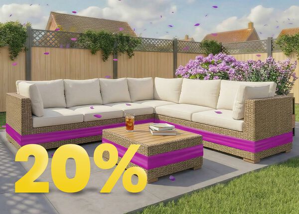 Salotto da giardino angolare in rattan con cuscini beige e tavolo in legno su patio soleggiato, circondato da fiori e recinzione in legno, con banner promozione primavera 20%.