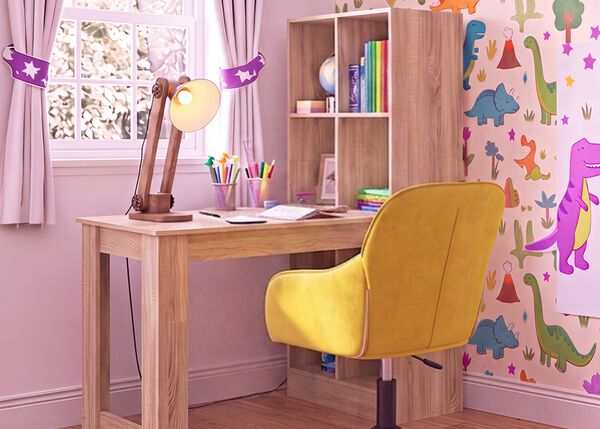 Stanza studio luminosa per bambini con scrivania in legno, sedia ergonomica gialla, lampada da scrivania, scaffale contenitore e carta da parati con dinosauri, ideale per creare in casa uno spazio ordinato e comodo per imparare.