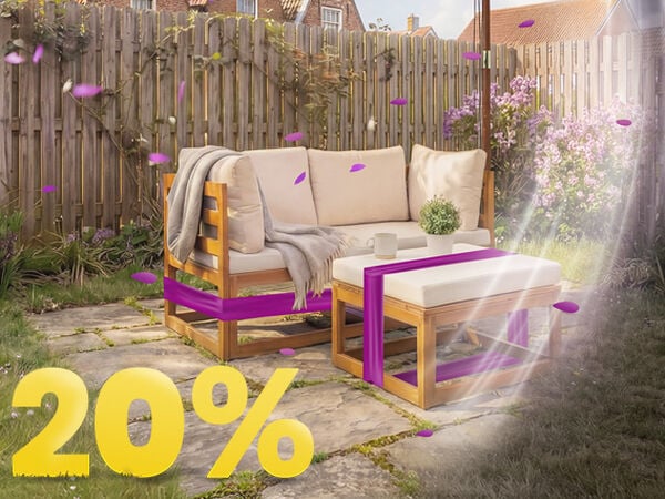 Divano da giardino in legno con cuscini beige e tavolino sotto ombrellone su patio soleggiato, circondato da fiori e recinzione, con banner promozione primavera 20%.