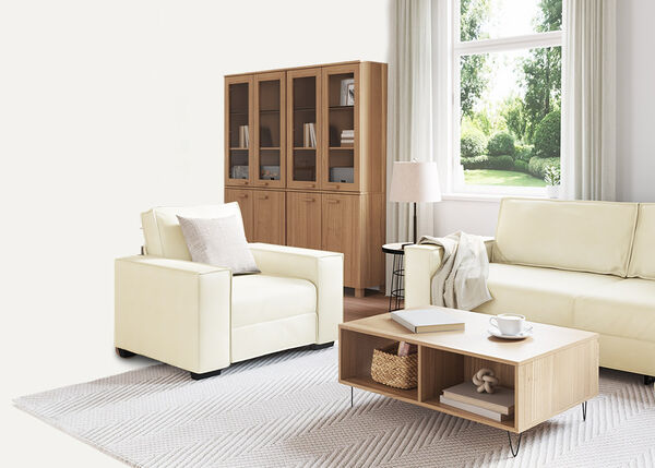 Divano bianco a 2 posti con cuscini e coperte, da interno.