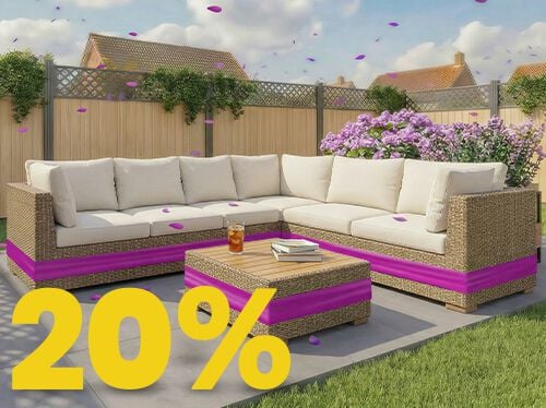 Salotto da giardino angolare in rattan con cuscini beige e tavolo in legno su patio soleggiato, circondato da fiori e recinzione in legno, con banner promozione primavera 20%.