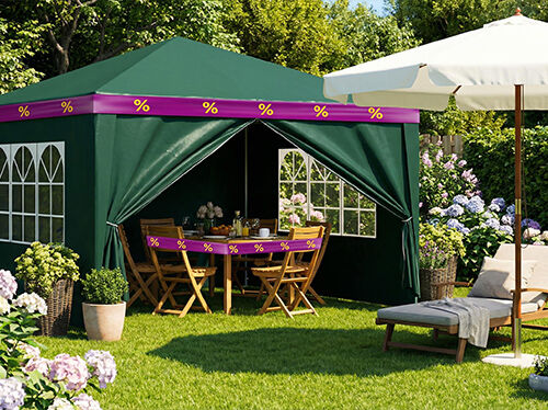 Tenda da festa verde con set da pranzo in legno all&rsquo;interno, avvolta da nastri promozionali viola e gialli, ombrellone e lettino davanti, in un grande giardino. Clicca per vedere i prodotti in offerta.
