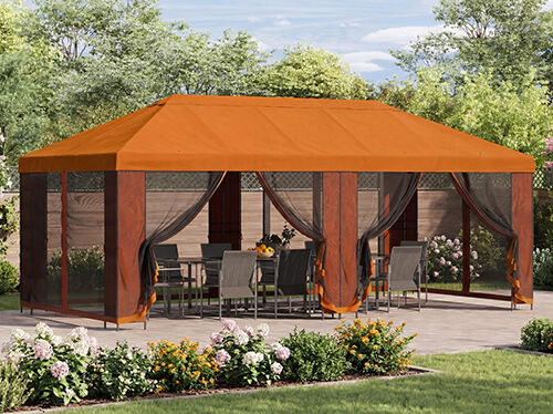 Grande gazebo da giardino arancione con tende a rete che copre un tavolo da pranzo e sedie su un patio, circondato da fiori e verde alla luce del giorno.