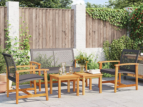 B&oacute;lstra&eth;ur gr&aacute;r tveggja s&aelig;ta s&oacute;fi &iacute; st&iacute;lf&aelig;r&eth;u svefnherbergi. Smelltu til a&eth; sj&aacute; v&ouml;rurnar.