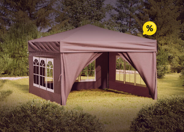 Tenda in mezzo alla natura con tavolo e sedie all'interno e icone gialle di sconto. Clicca per vedere i prodotti in offerta.