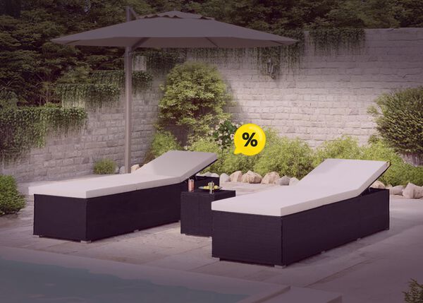 Due lettini in rattan accanto a una piscina da giardino, un ombrellone da esterno, un tavolino in rattan e icone gialle di sconto. Clicca per vedere i prodotti in offerta.