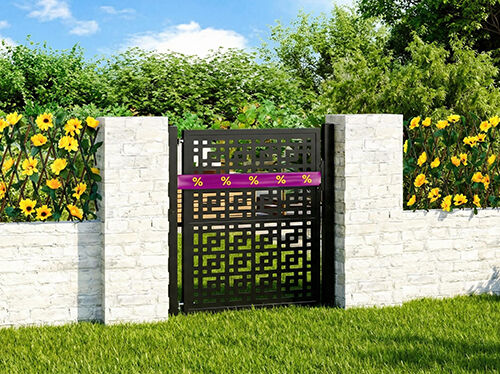 Cancello da giardino in metallo nero avvolto da un nastro promozionale viola e giallo, incorniciato da una recinzione in cemento bianco con fiori e verde sullo sfondo. Clicca per vedere i prodotti in offerta.