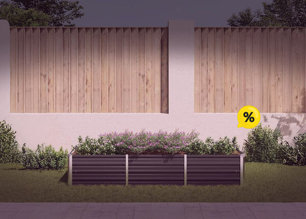 Vasi rialzati da giardino in acciaio all'esterno, con fiori in crescita e icone gialle di sconto. Clicca per vedere i prodotti in offerta.