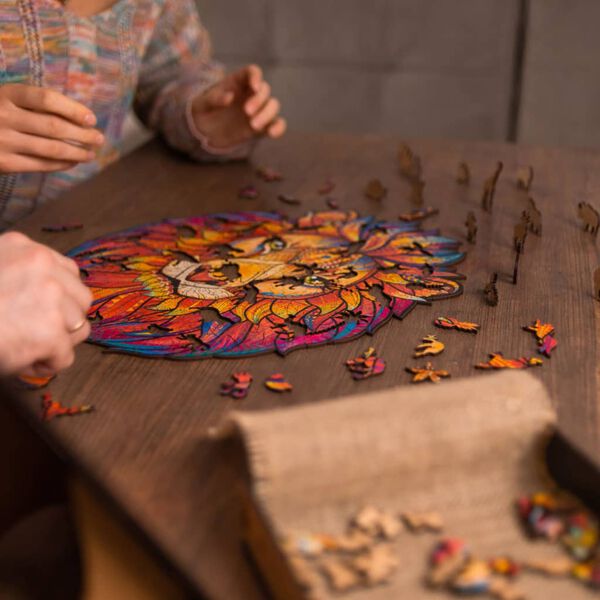 UNIDRAGON Puzzle in Legno 700 pz Mysterious Lion Royal Size 42x54 cm