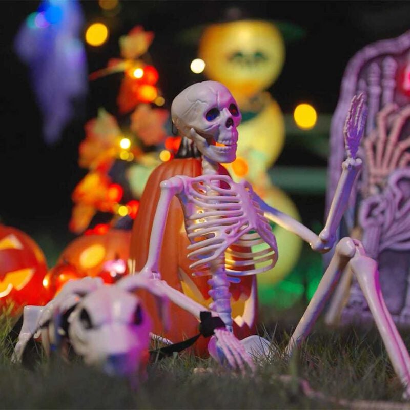 Set di decorazioni con scheletri di Halloween bianchi esposto all'aperto