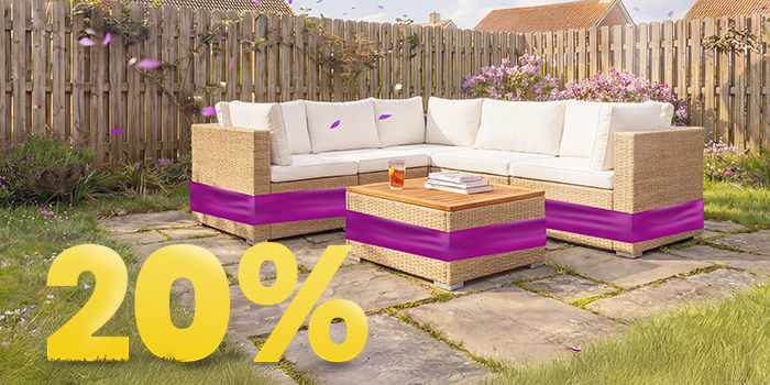 Salotto da giardino angolare in rattan con cuscini beige e tavolo in legno su patio soleggiato, circondato da fiori e recinzione in legno, con banner promozione primavera 20%.
