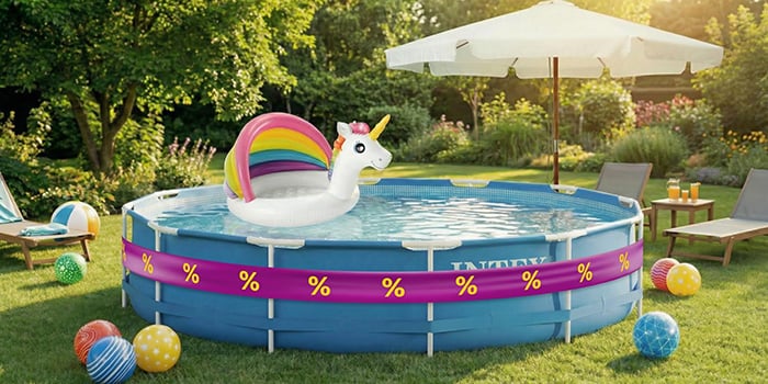  Piscina con piscina bebé unicornio encima, avvolta da nastri promozionali viola e gialli, gonfiabili, lettini e ombrellone in giardino. Clicca per vedere i prodotti in offerta. 
