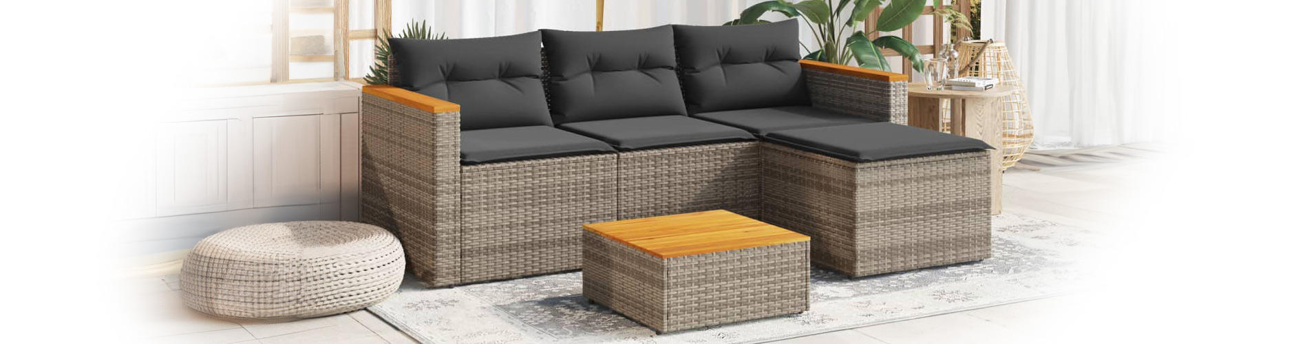 Set da salotto in rattan a 3 pezzi con cuscini e coperta grigia. Clicca per acquistare la collezione.