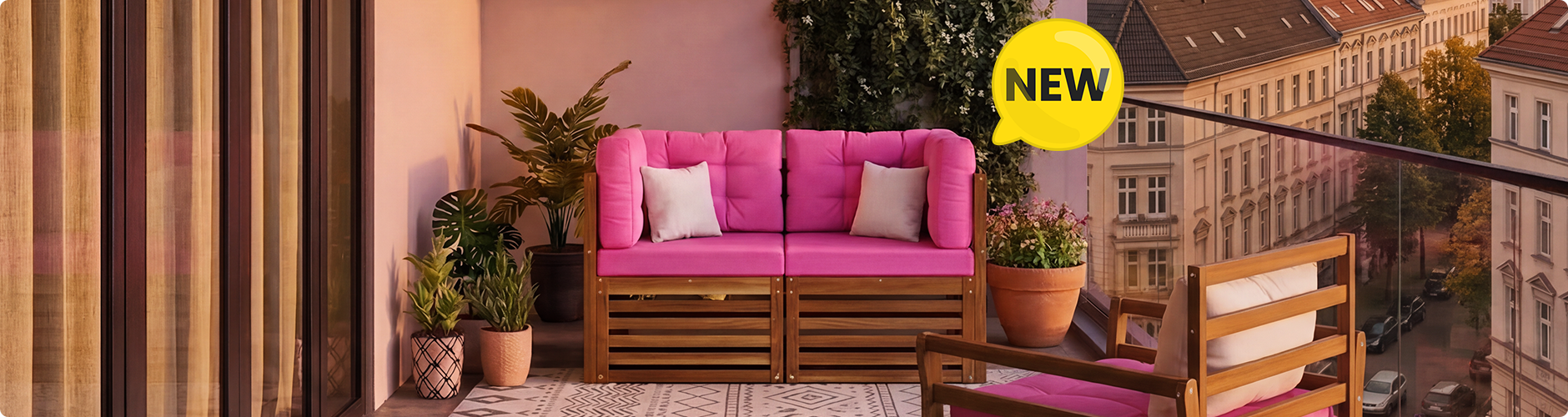 Nuovo set divano modulare da balcone con cuscini rosa vivaci e struttura in legno massiccio, allestito su un balcone urbano con piante e ringhiera in vetro, badge NEW visualizzato