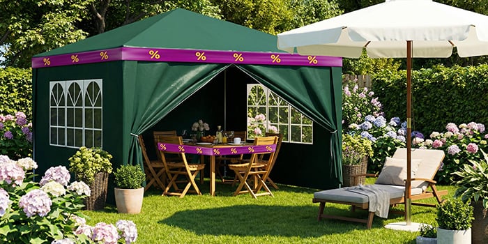  Tenda da festa verde con set da pranzo in legno all’interno, avvolta da nastri promozionali viola e gialli, ombrellone e lettino davanti, in un grande giardino. Clicca per vedere i prodotti in offerta. 