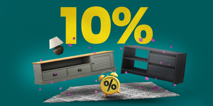 Banner con due mobili TV, tappeto e sveglia con grande testo giallo “10%”.