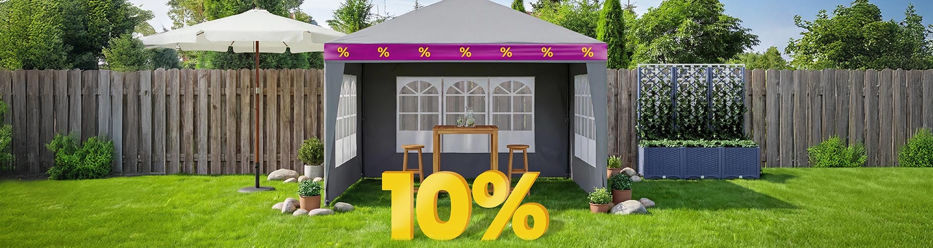  Tenda da festa avvolta da nastro viola e giallo, con tavolo in legno e 2 sgabelli all’interno, ombrellone, traliccio con fioriera e piante in vaso nel giardino contro la recinzione in legno, con grande sconto del 10% davanti. Clicca per vedere i prodotti in offerta.